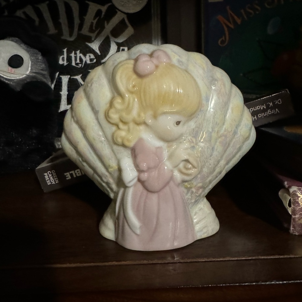 Precious Moments Shell toothbrush holder